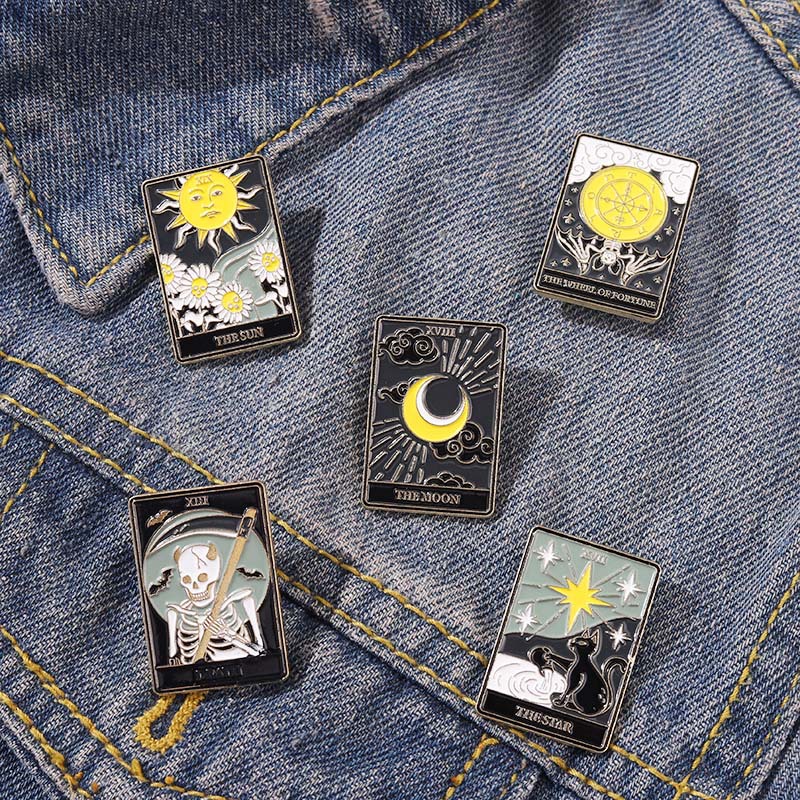 

Punk Tarot Card Series Sun Moon Brooches Women Alloy Enamel Star Skeleton Badges Accessories For Unisex Sweater Backpack Clothes Lapel Pins European