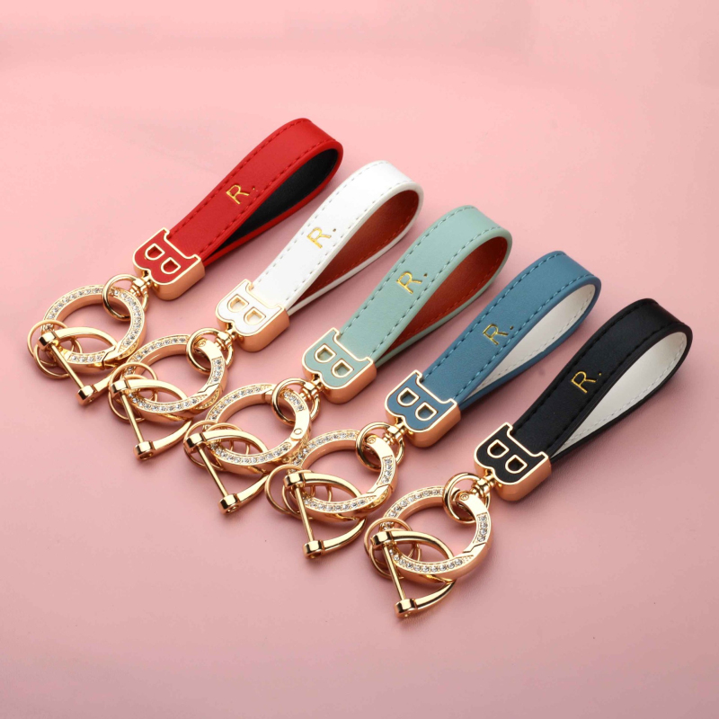

Classic Design Couple's Genuine Leather Wrist Keychain Zinc Alloy Letter Car Key Decorate Spring Rings