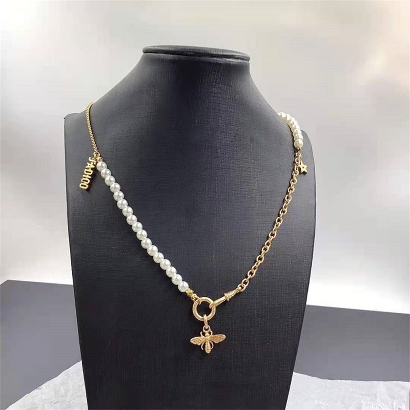 

Designer jewelry 2021 pearl bee letter necklace brass sweater chain EQVT