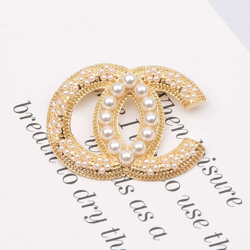 

Classic Brand Luxury Desinger Pearl Brooch Famous Women Rhinestone Double Letters Brooches Suit Pin Fashion Jewelry Clothing Decoration High Quality Accessories