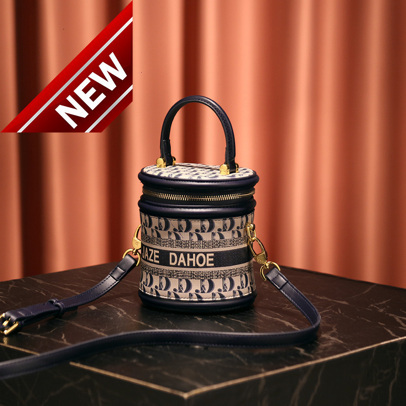 

New Recommended Niche Hand 2022 Luxury Bucket Versatile Messenger Single Shoulder Women's Bag