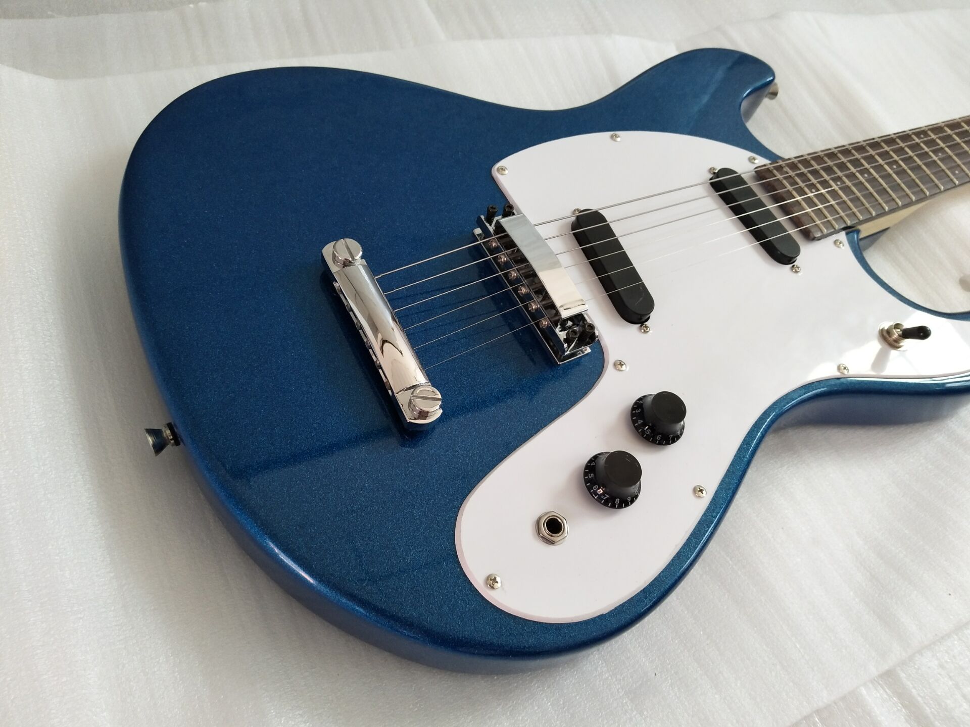 

Ventures Johnny Ramone Mosrite Mark II Deluxe Blue Electric Guitar Tune-A-Matic Bridge & Stop Tailpiece, 2 Single Coil Pickups, Vintage Tuners, White Pickguard