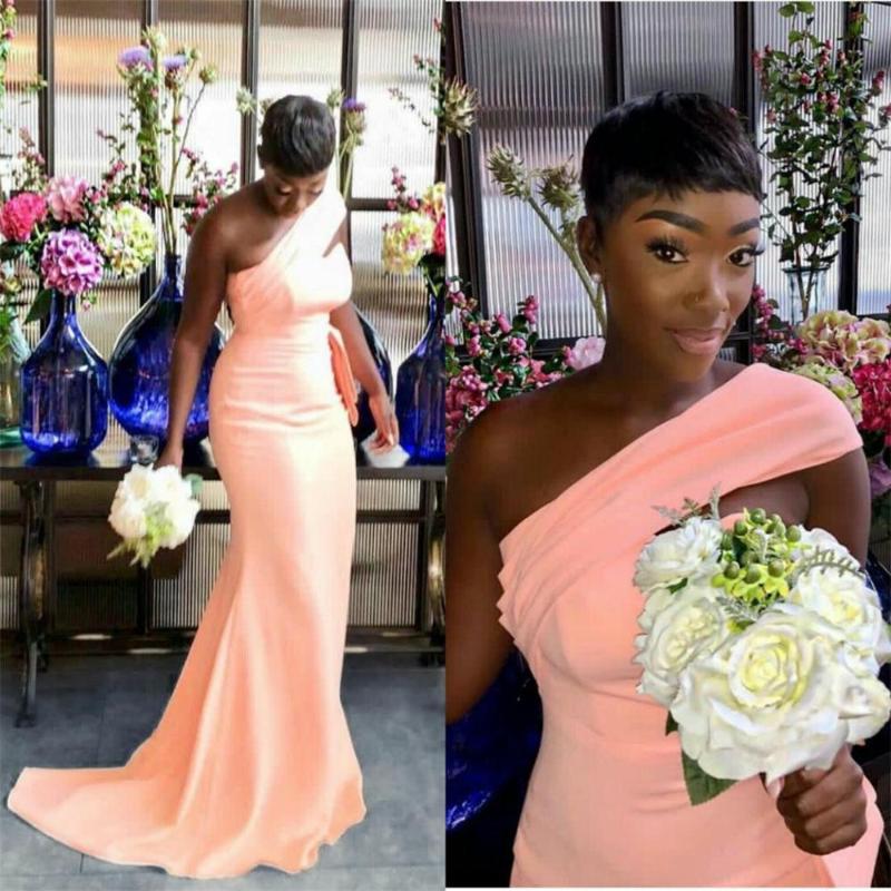 Robe de demoiselle d'honneur une épaule robes en satin balayage train ruché sans manches sirène demoiselle d'honneur robes sur mesure invité de m