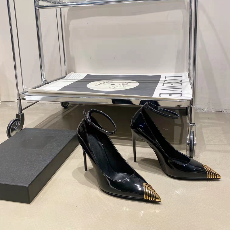 

Assembling a single female Italian shoes runway fashion sexy pointed a stiletto heel black patent leather factory high-end quality