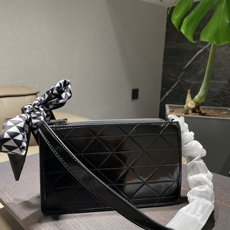 Célèbre designer de luxe Portefeuilles Plain Cover Cuir Underarm Messenger Sac Mode Lettre Sacs à bandoulière Square Vintage Lady Sac à main Diam