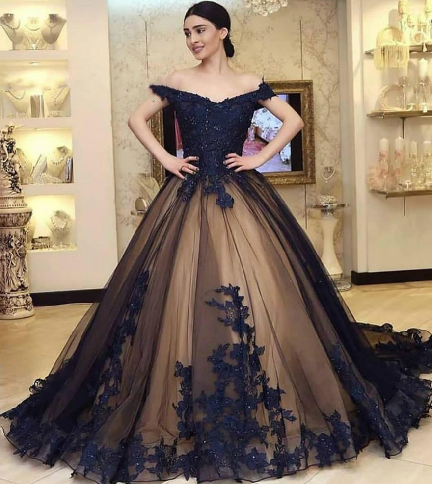 

Gothic Off Shoulder Lace Ball Gown Wedding Dresses Bridal Gowns with Beaded Appliques Sweep Train Lace-up Back Plus Size vestidos de novia, Black