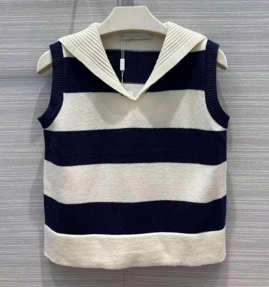 

autumn winter new slim fit sleeveless V-neck knitted vest fashion casual women's sweater letter pattern top, Black;white
