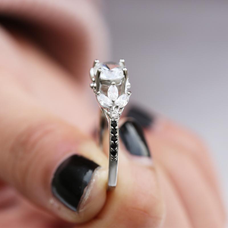 

Wedding Rings Elegant Hollow White Round Crystal Zircon Engagement Finger Band Copper Fashion Party Jewelry Anillos