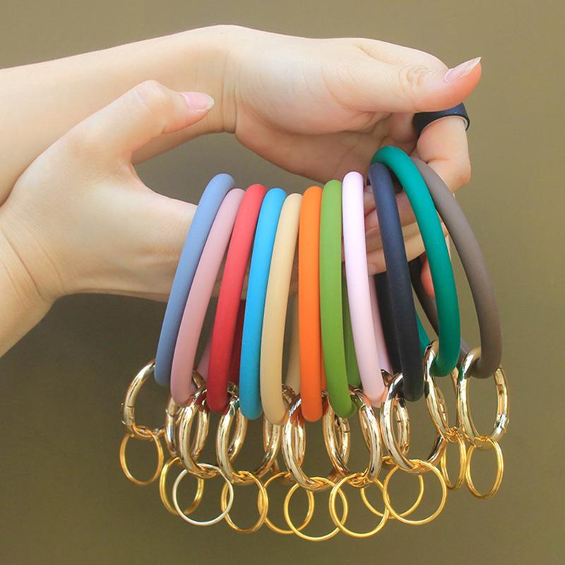 

Keychains Fashion Women Bracelet Keychain Gifts Ladies Bohemia Simple Circle Soft Silicone Key Chain Phone Wallet Car Keyring Accessories