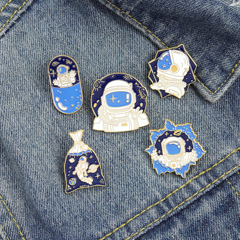 

Space man Enamel Brooches Pin for Women Fashion Dress Coat Shirt Demin Metal Brooch Pins Badges Promotion Gift 2021 New Design 741 Q2