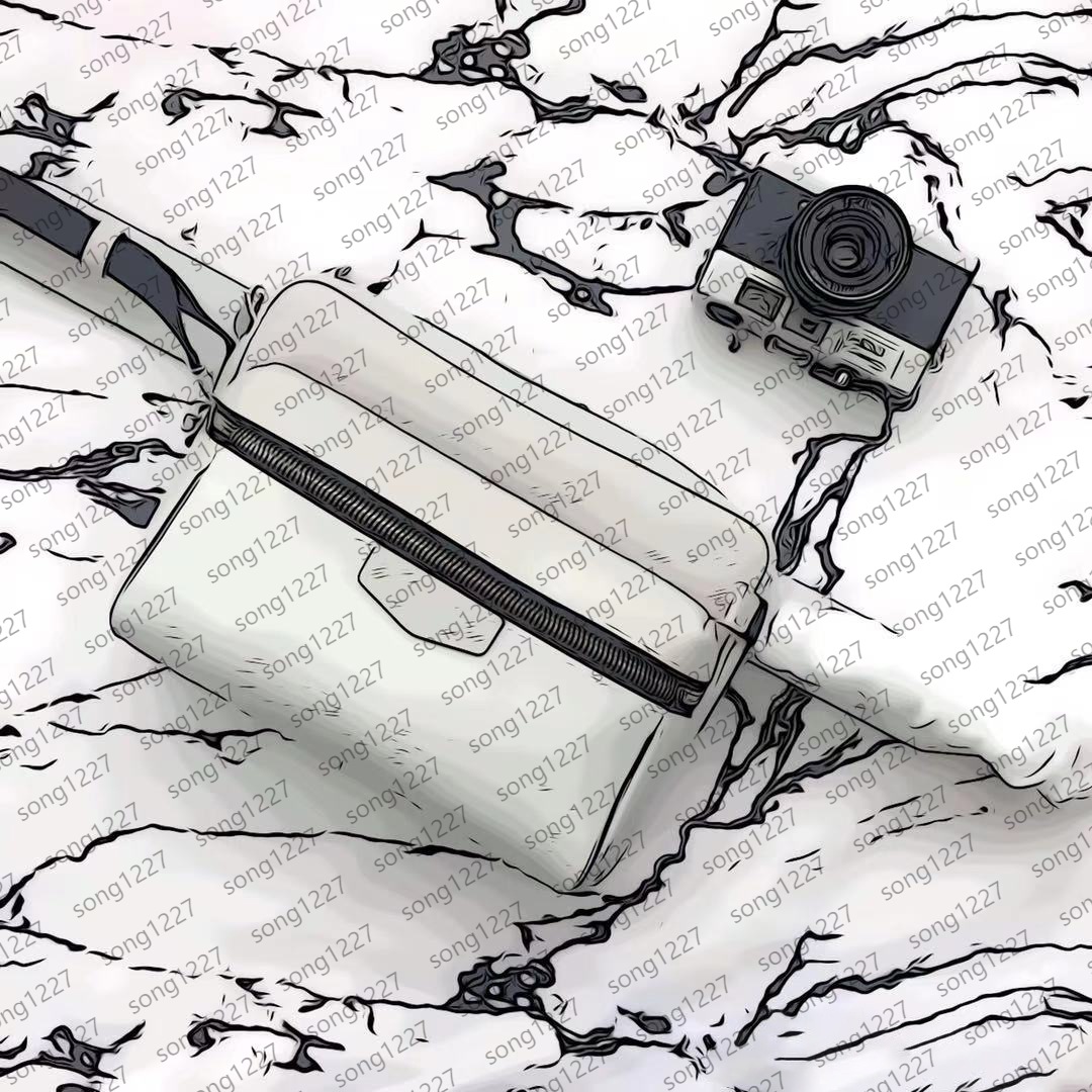 

30New to the store! 241 postman bags Attractive accessories Spring fashion show Functional and practical one-shoulder bag