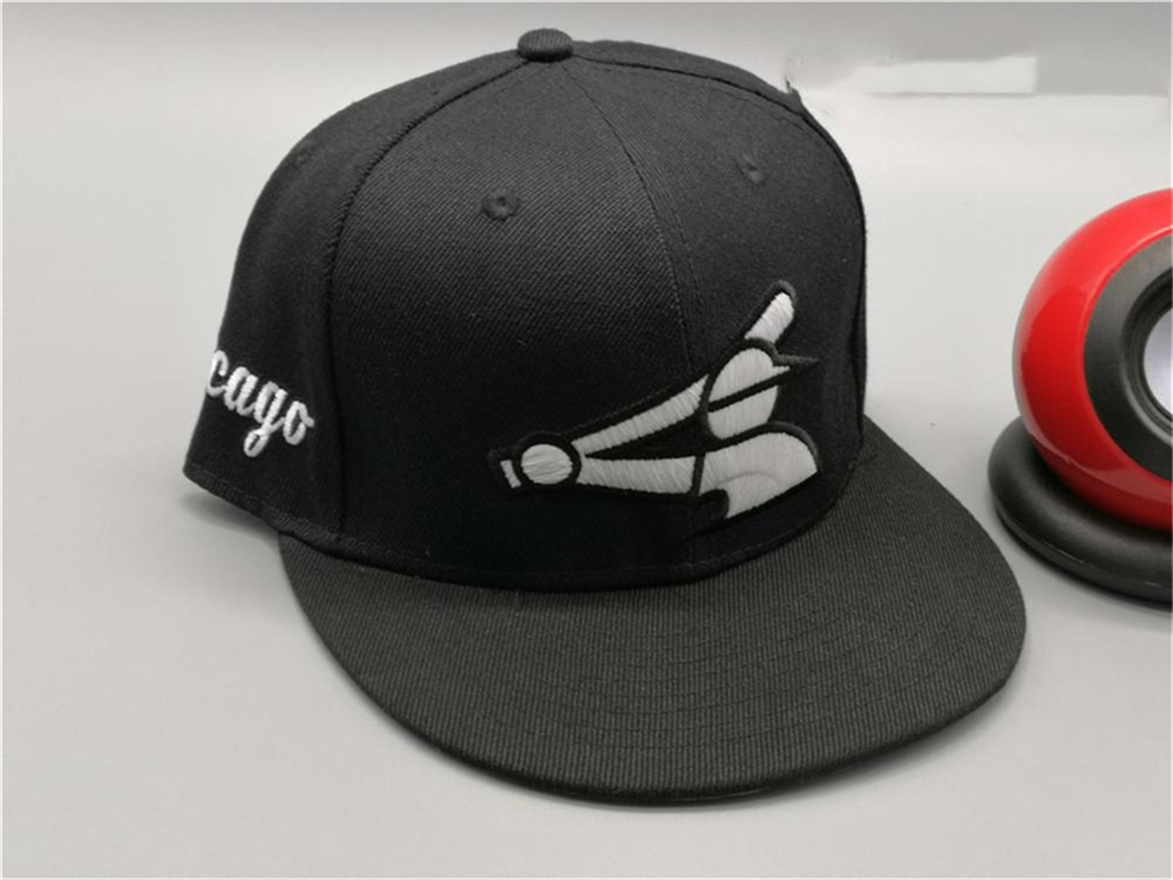 

Ready Stock Chicago sombreros hombre bonita letra de béisbol adulto pico plana Gorra ajustada Hip Hop hombres mujeres completa cerrado Gorra