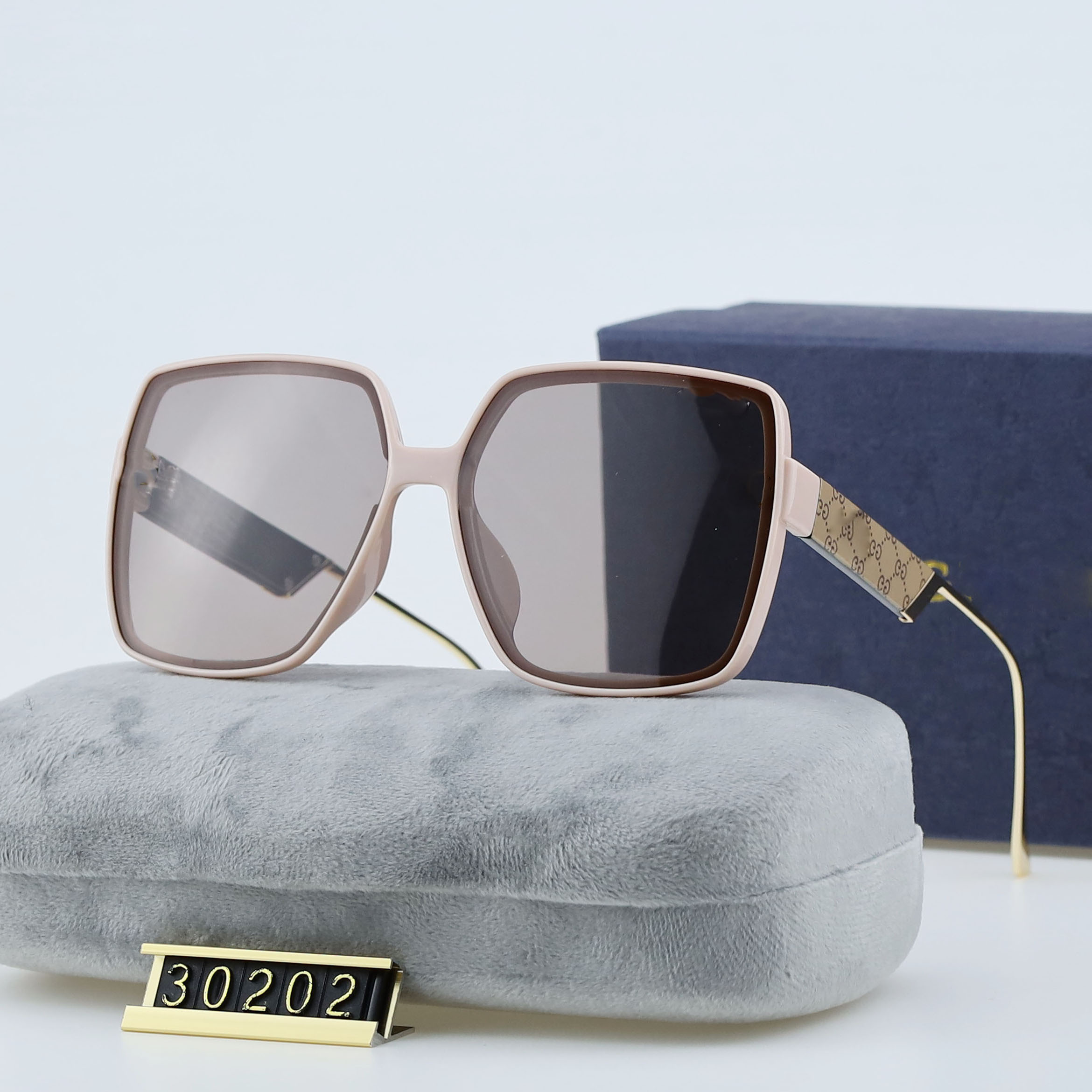 

Summer Sunglasses For Men and Women style Anti-Ultraviolet Retro Plate square Full Frame fashion Eyeglasses Random Box