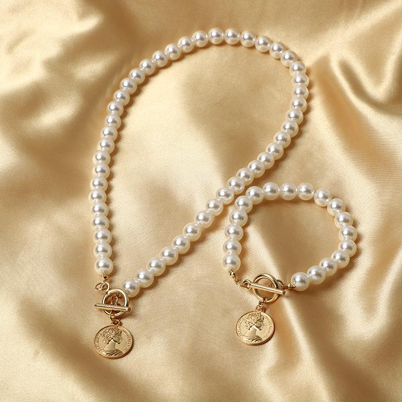 

Pendant Necklaces Nordic Fashion Pearl Chain Round Necklace/Bracelet Gold Beauty Women Portrait Necklaces/Bracelets For Jewelry