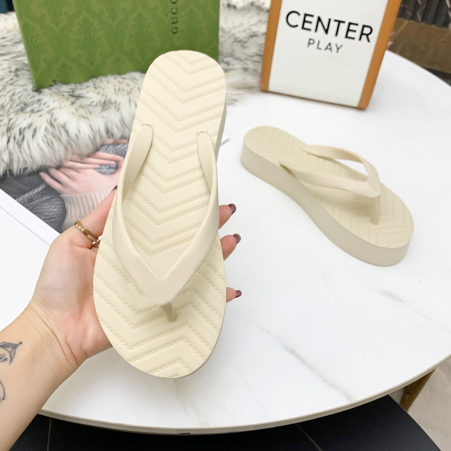 

2021 women's thick bottom herringbone slippers for home and outdoor wear, four seasons versatile, complete packaging, sizes 35-42, Red