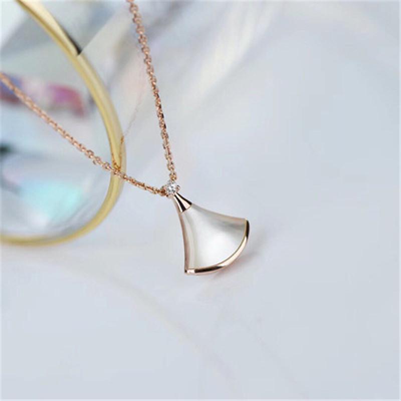 

Pendant Necklaces Fan-shaped Necklace For Women All-match Exquisite Temperament Skirt Clavicle Chain Fashion Accessories Jewelry