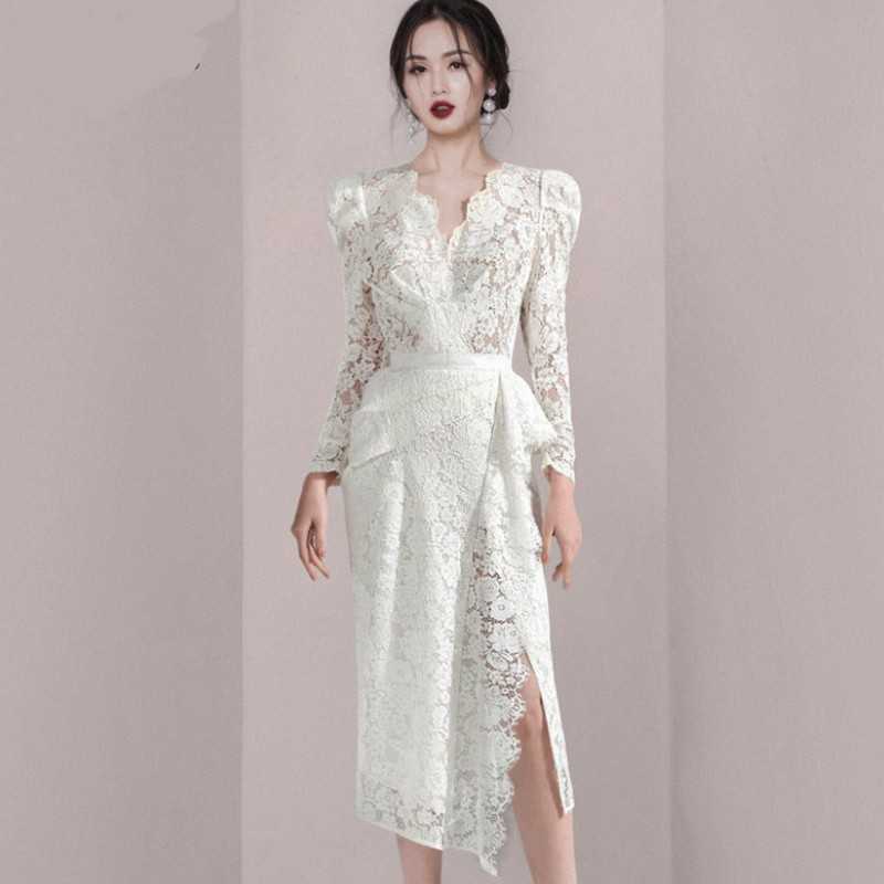 

Runway Fashion Spring Women Lace Vintage Elegant Sexy V-Neck Puff Sleeve Ruffles Bodycon Split White Party Midi Dress Vestidos 210526, Photo color