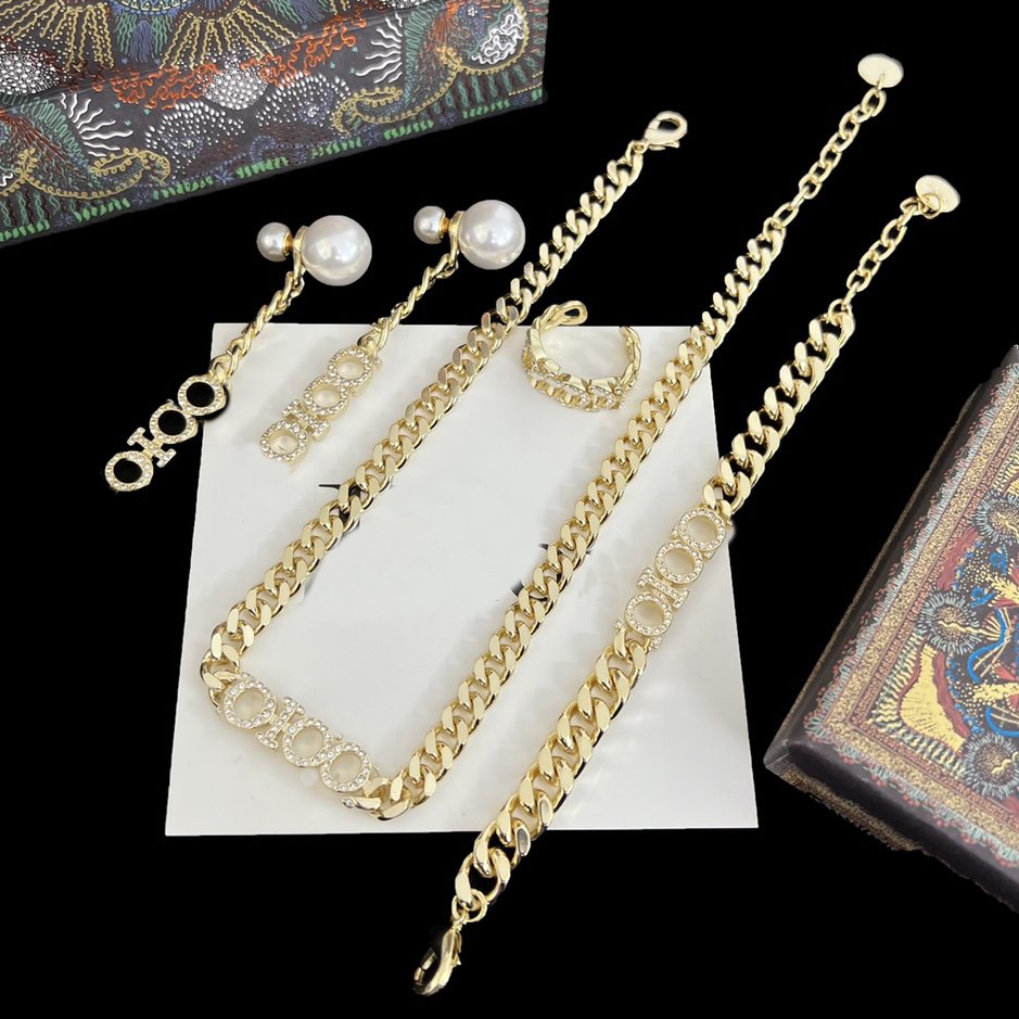 

Designer Link Chain Bracelet Pearl Ear studs Letter Earrings C Heart Pendant Necklaces Diamond Choker Women Jewelry Tassel Love Fashion sdah