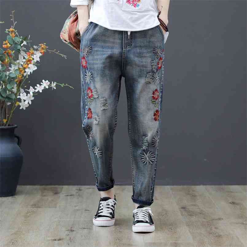 

Summer Arts Style Women Flower Embroidered Jeans Elastic Waist Loose Denim Harem Pants Plus Size Vintage Ripped D555 210708, Picture color