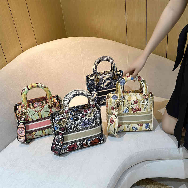 

Luxury Designer Bags Cristi d Family Three Lattice Princess Bag Lambskin Tote Embroidery One Shoulder Crossbody Portable Diamond 841B good selling