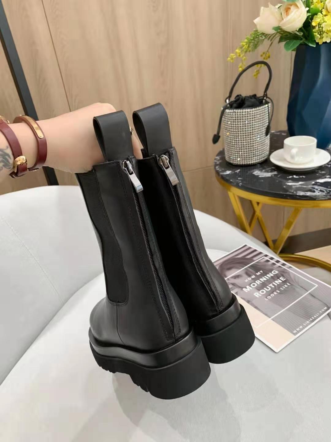 

2021 luxury female designer boots Martin desert Flamingo love arrow leather medal thick non slip winter size -11, Black