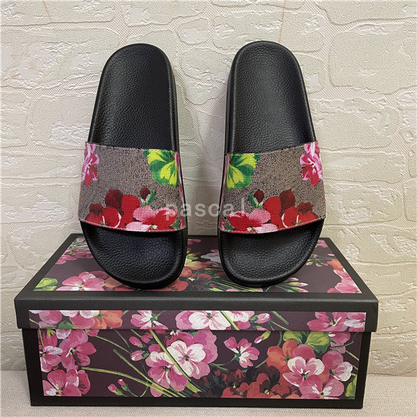 

Top Quality Mens Womens Summer Sandals Beach Slide Home Slippers Ladies Flat Sliders Trendy Shoes Print Leather Rubber Flowers Slipper Arrow Strawberry 36-46