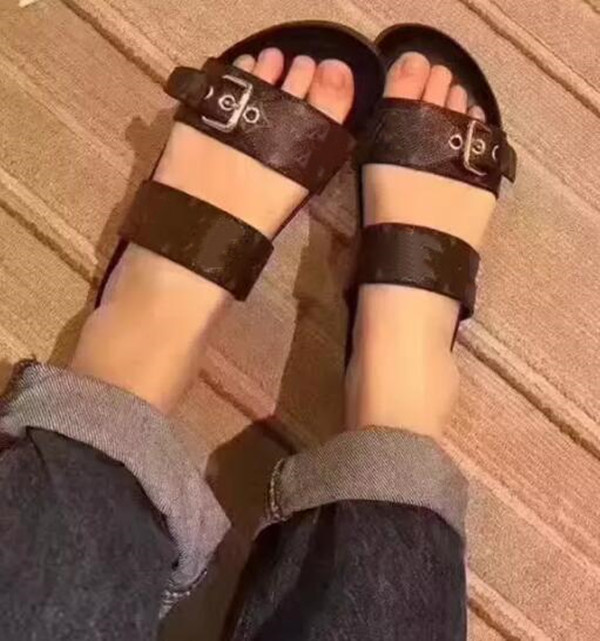 

Slippers designer leather womens sandals BOM DIA FLAT MULE 1A3R5M Cool Effortlessly Stylish Slides 2 Straps with Adjusted Gold Buckles Women Summer Slipperk, Brown