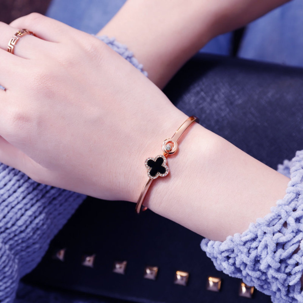 

Hand catenary Four leaf fresh Korean version simple personality student friend lovers Bracelet, Golden;silver