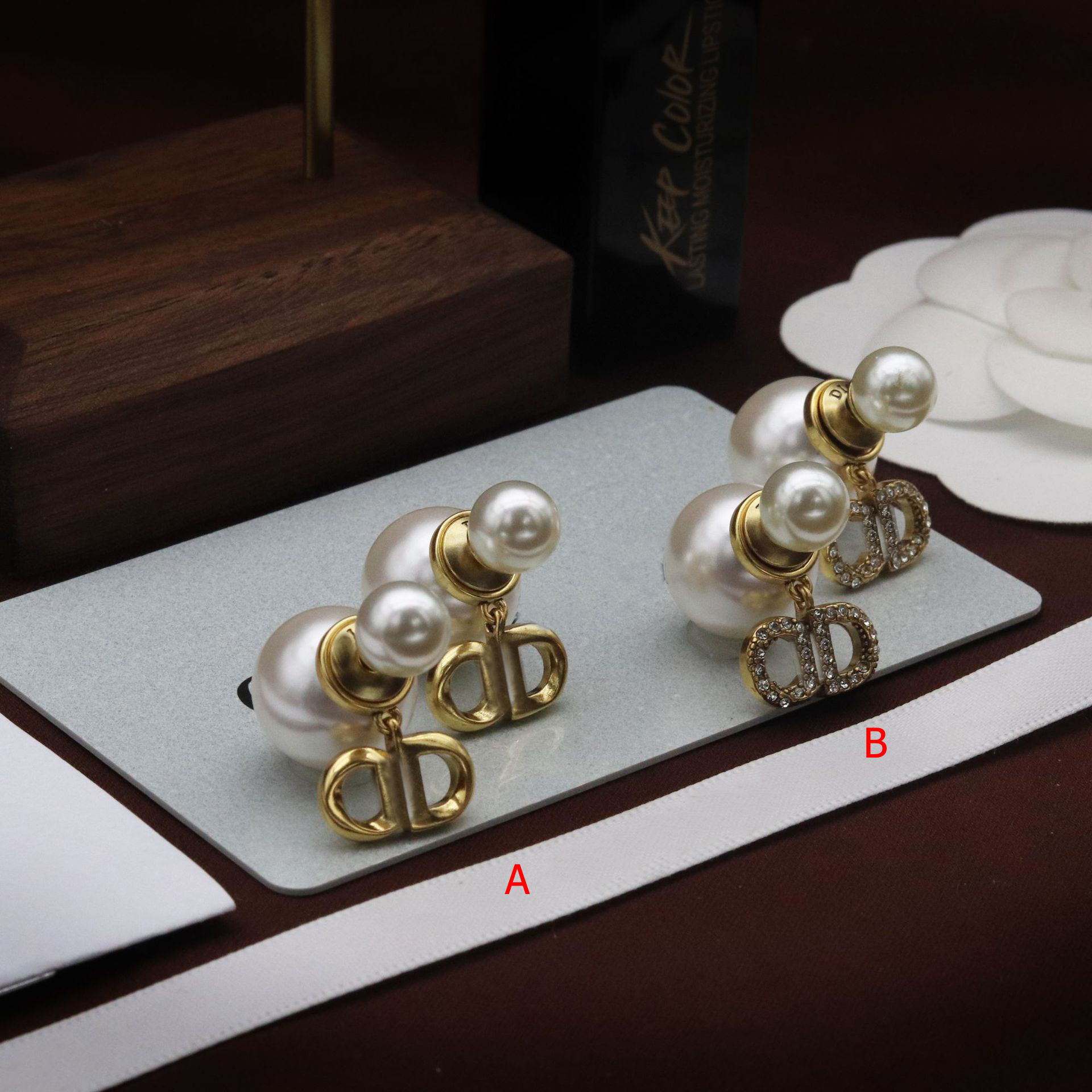 

Fashion stud pearl letter Earrings womens gift belt packaging