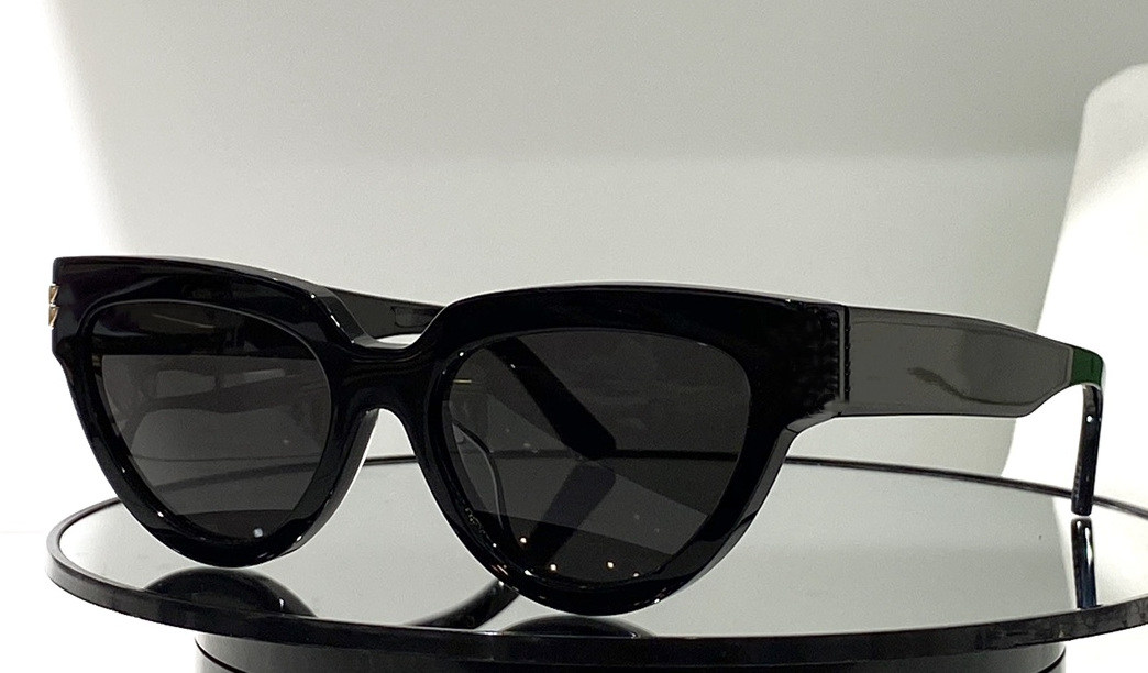 

Top Luxury Sunglasses For Women Sun glasses 1035 Fashion Goggle Designer UV protection Cat Eye Frame Quality free Come With Package