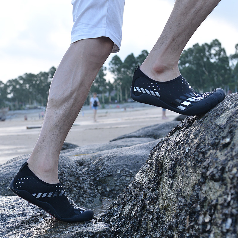 

2021 High Quality Men Women Sport Running Shoes Sandy Beach Fashion Black Blue Red Outdoor Sneakers SIZE 36-46 WY21-1786