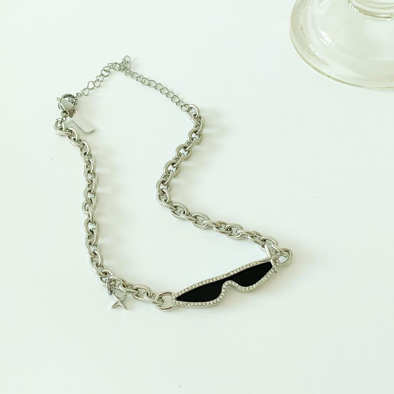 

Chokers Origin Summer Hip Hop Black Color Enamel Sunglasses Pendant Necklace For Women Chunky Chain Shiny Rhinestone Choker Necklaces
