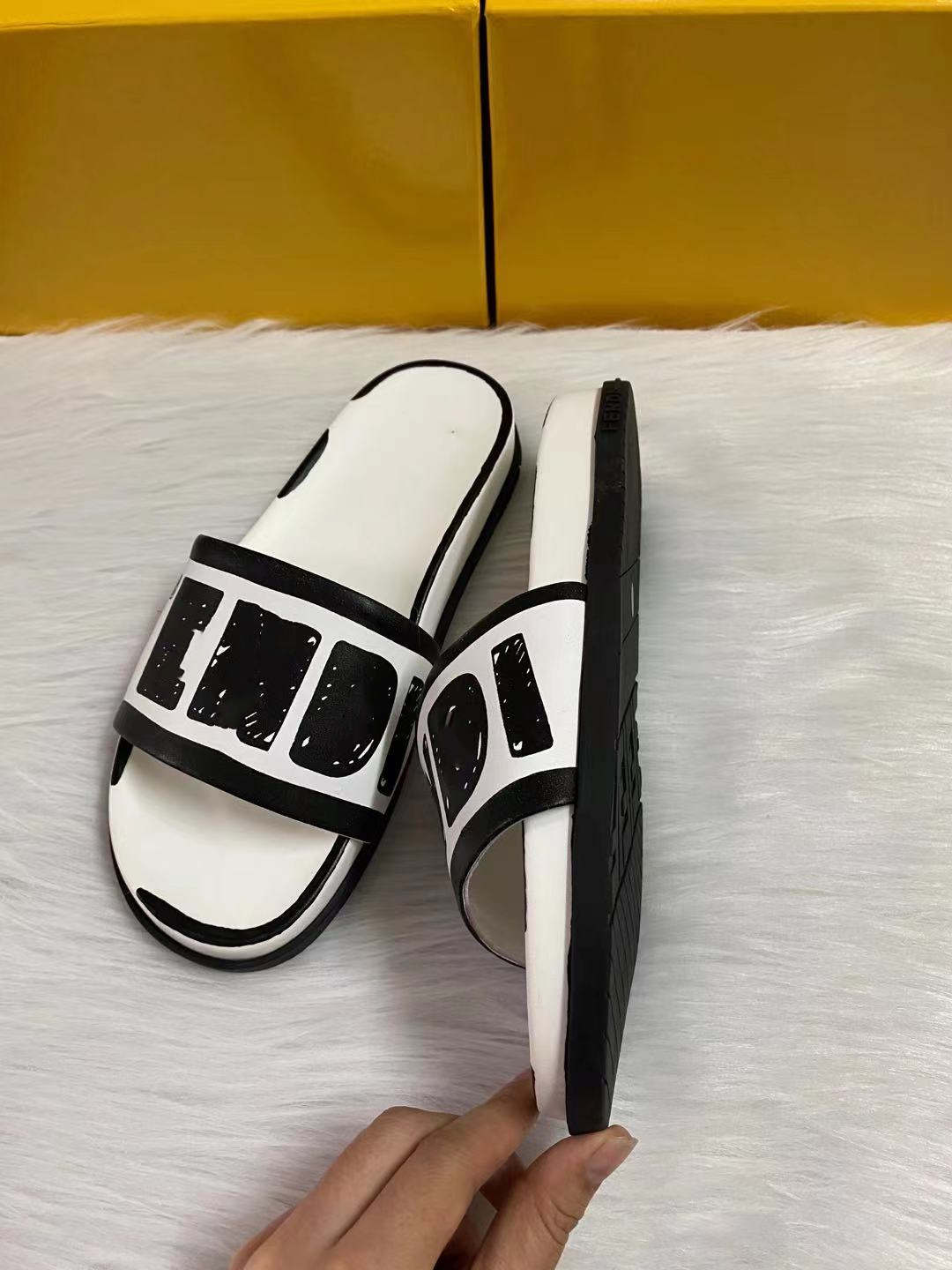 

2021 fashion designer casual men's elegant women's slippers classic summer beach women sandals comfortable and versatile with box wholesale, Black