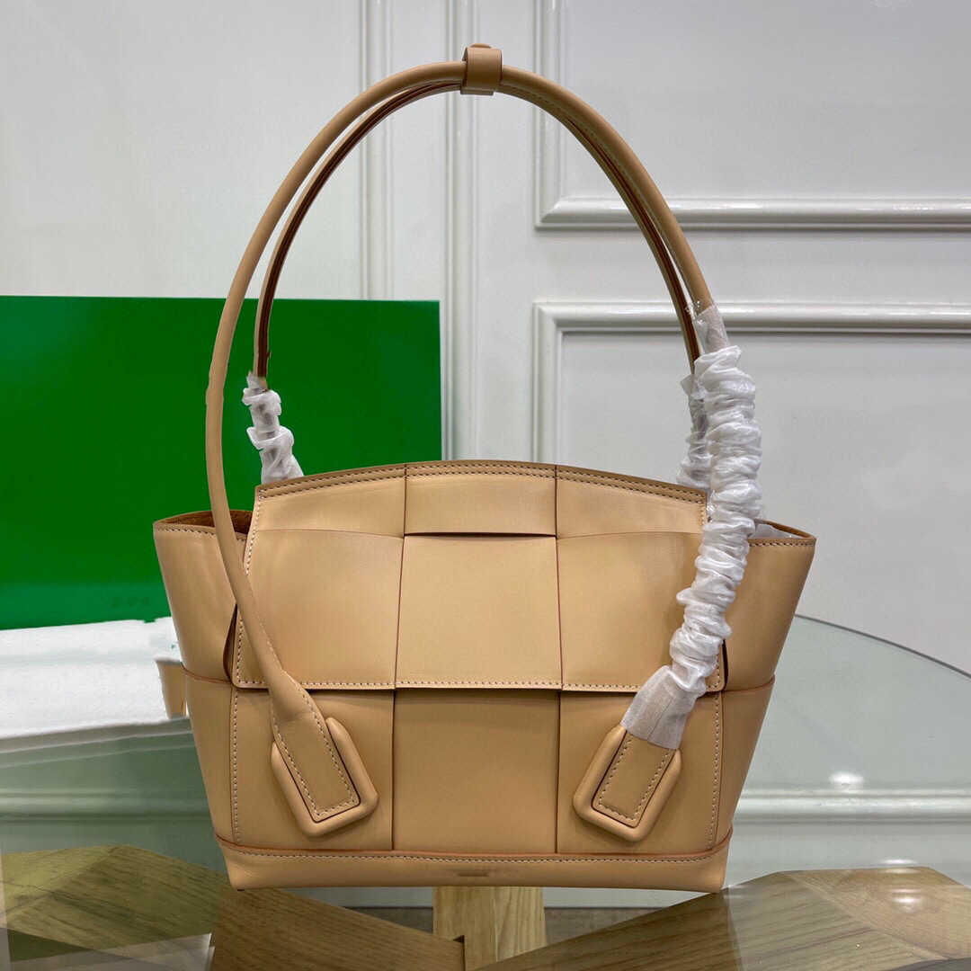 

plain The Arco woven handbag is a young cowhide woven bag in the shape of bat yyds