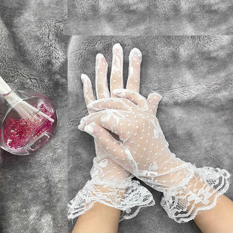 

Autumn Summer Bridal Lace Women Gloves Stretchy Sexy Wave Point Dot Tulle Lace Short Wedding Elegant Lady Driving Gloves Y0827