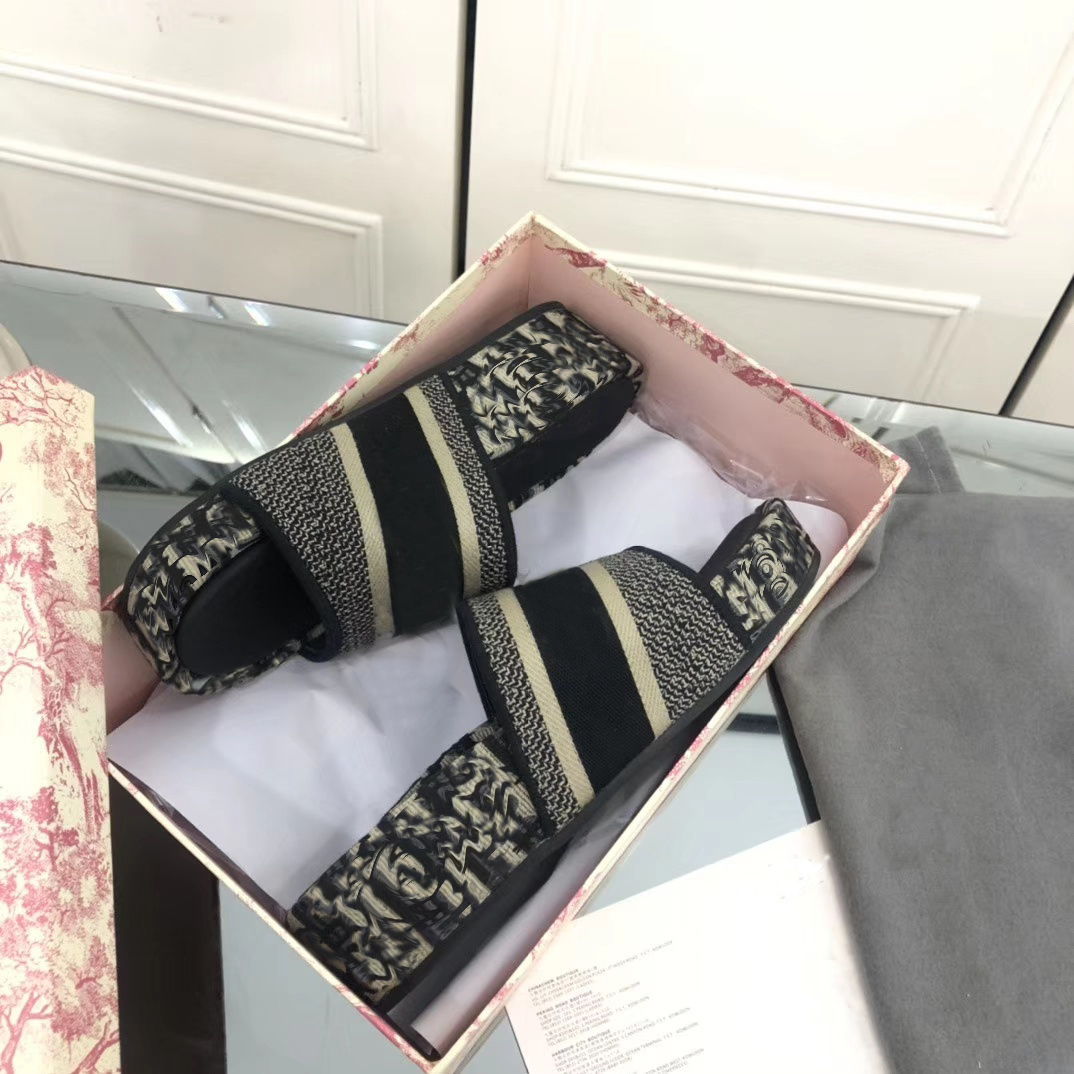 

Women Embroidered Cotton Platform slippers Flat Mules Lady Designer Classic Letters Sandals fashion Beach Thick bottom Womens flip flop 35-40, I need look other product