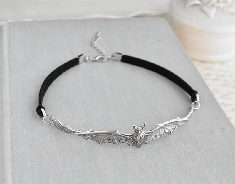 

Chokers Fashion Goth Black Large Open Wing Flying Bat Collars Spooky Halloween Gift Men's And Women's Short Necklace