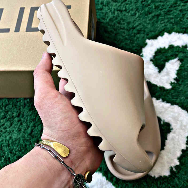 

Box Top with Comfortable Kanye Slides West Slippers Desert Sand Summer Brown Flat Beach Resin Slide Sandal Mens Womens Slipper Graffiti Bone bb, Black