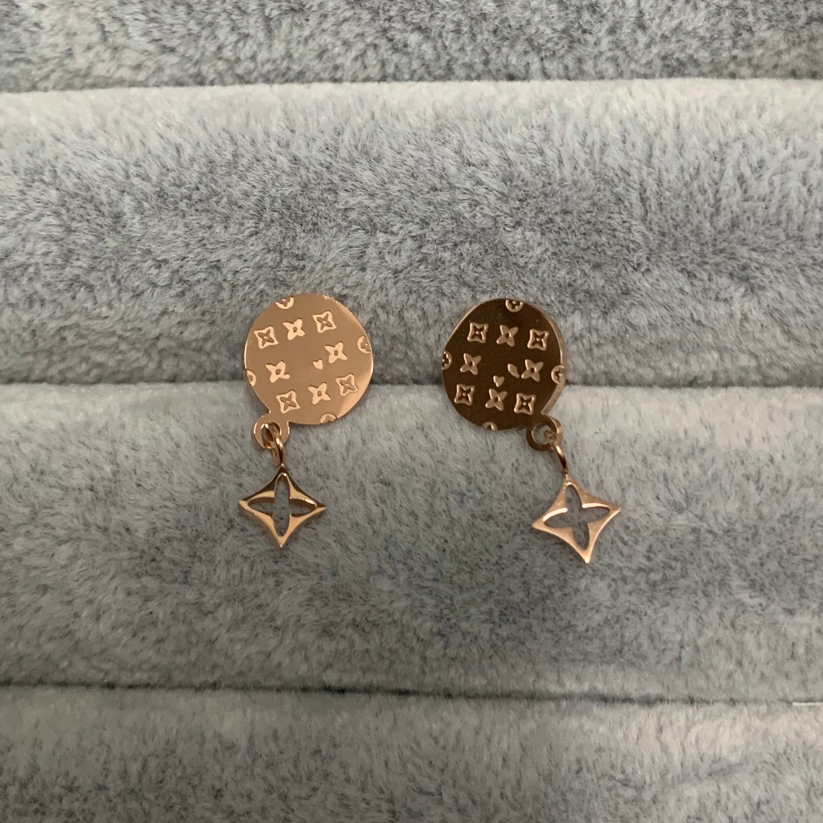 

2021 Never fade Factory price mini flower silver letter Stud Earrings Jewelry gold rose 316L stainless steel for Women Wedding Gift, Golden;silver