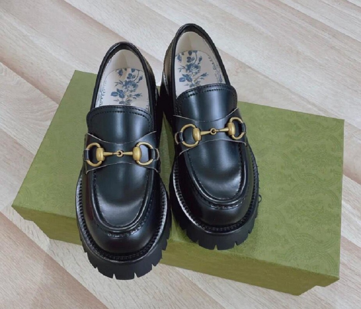 

Fashion designe Loafers Luxury Women Dress Shoes Black Leather Lug Sole Horsebit Loafer Platform Heel Square Toes Shiny Leather. EU35-40 With Box Wedding Party