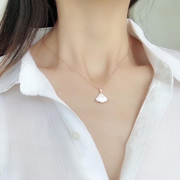 

Pendant Necklaces Titanium Steel Bath Color Gold Fan Clavicle Necklace Female Dance Dress White Shell Net Red Fan-Shaped All-Match Women Jew
