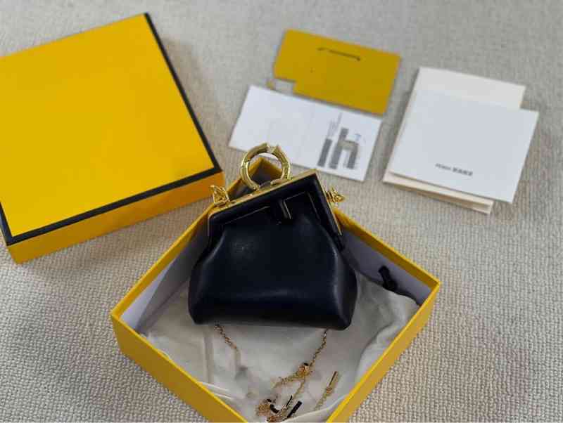 

new mini metal buckle cowhide versatile neck chain sling Shoulder Messenger Bag women's bag, White