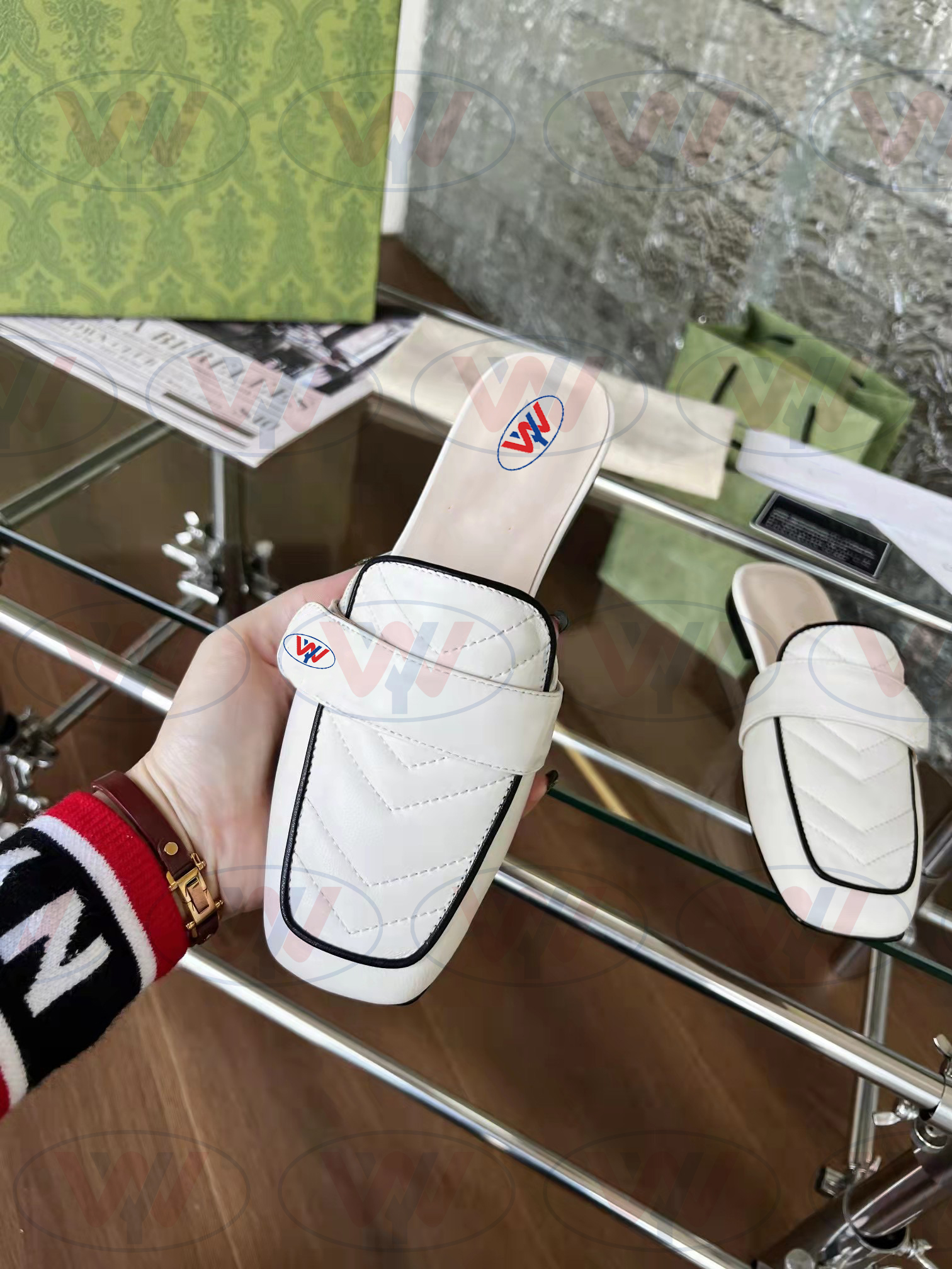 

2022 gold-logo hardware leather slippers V - shaped embroidery Scuffs Half dragged Size 35-42 with Box, White