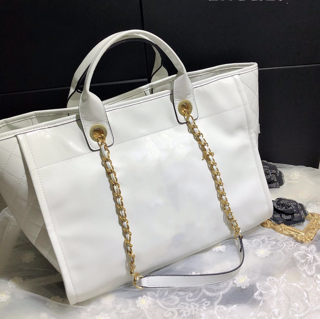 

Oil wax skin beach bags classic tourist shopping bag series adopts imported+ cowhide fragrance, with top fine hardware, any details for auth