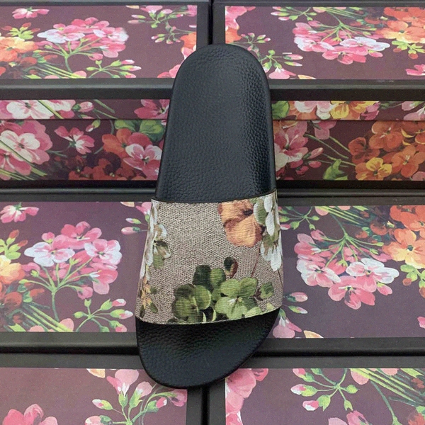 

2021 women men Slides Summer Slippers Beach Indoor Flat Sandals House Flip Flops With Spike Sandal top quality E3mC#, Black