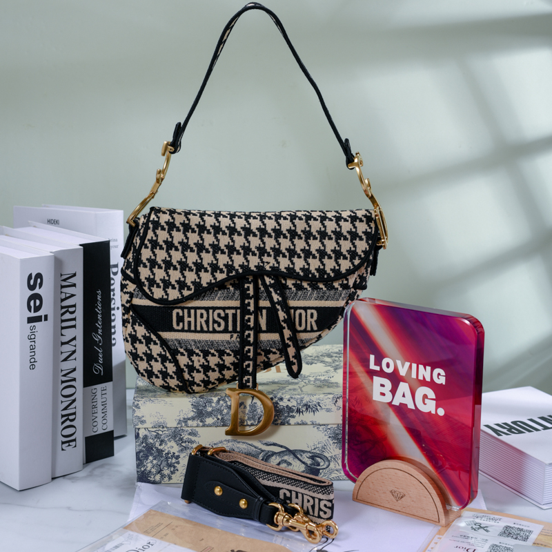 

luxurys designers Handbag Saddle bag Top quality Genuine Leather With shoulder strap Purse Metal pendant Shoulders bags women Cross body Cowhide handbags 017, Original box