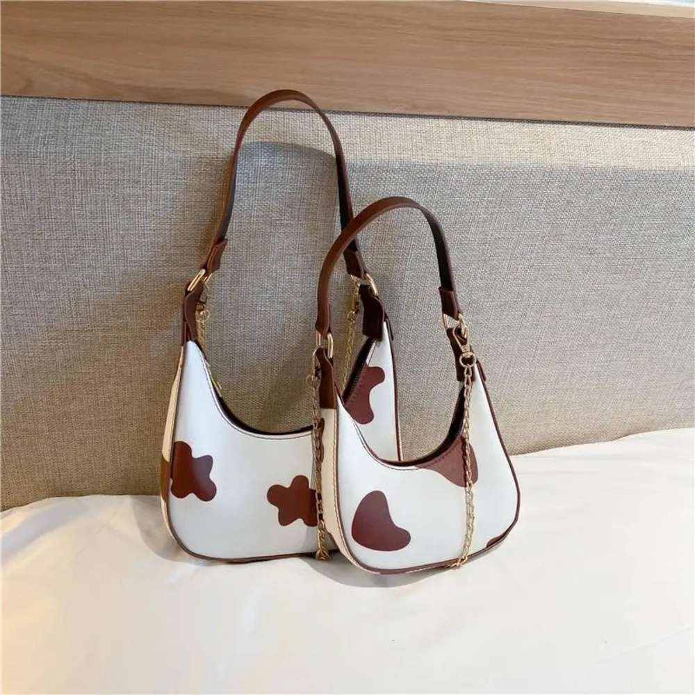 cow print hand bolsa