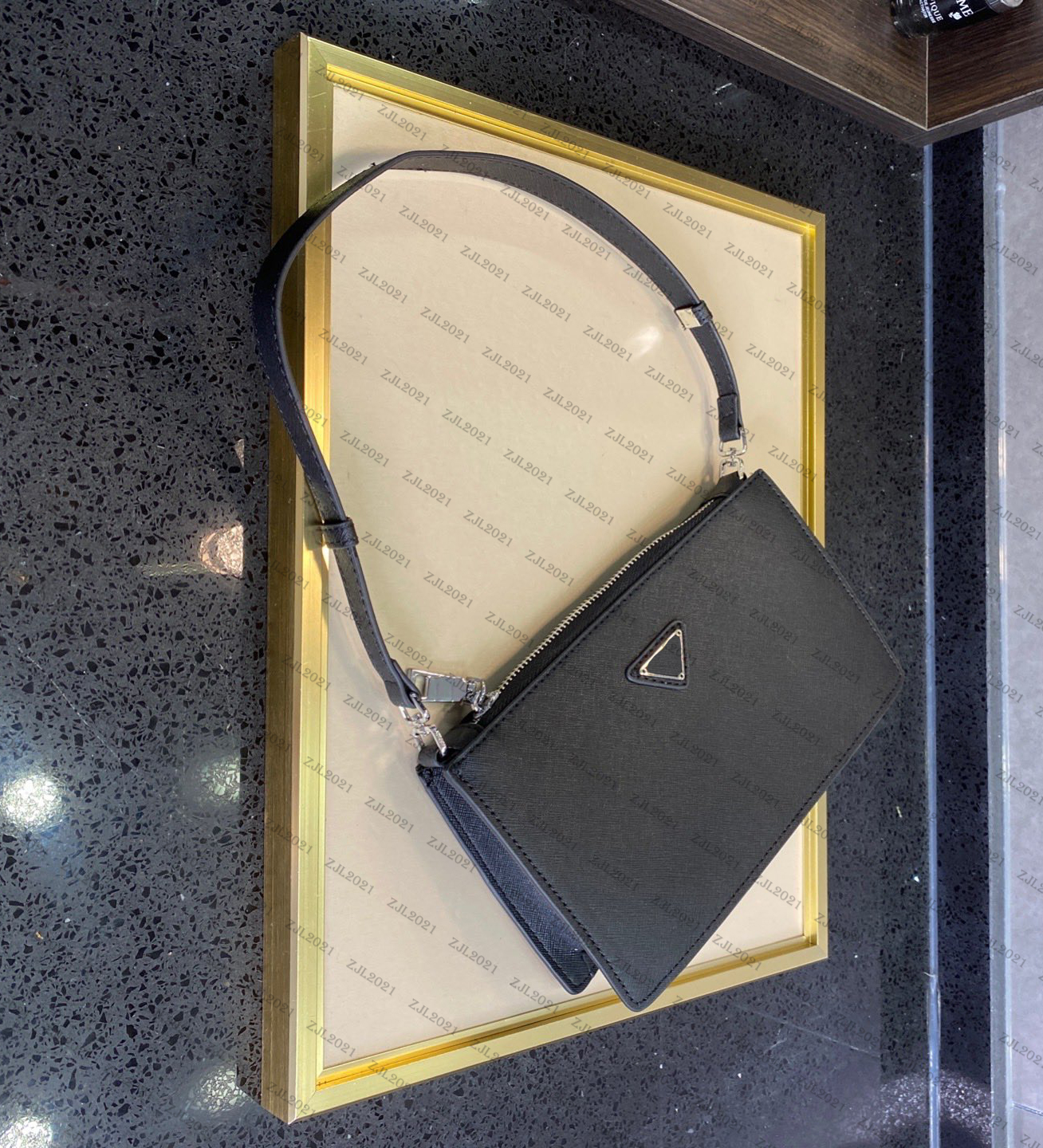 

Luxurys designers bags Leather Palmprint Material Available in Four Colors for Women's Small Square Single Shoulder Hand