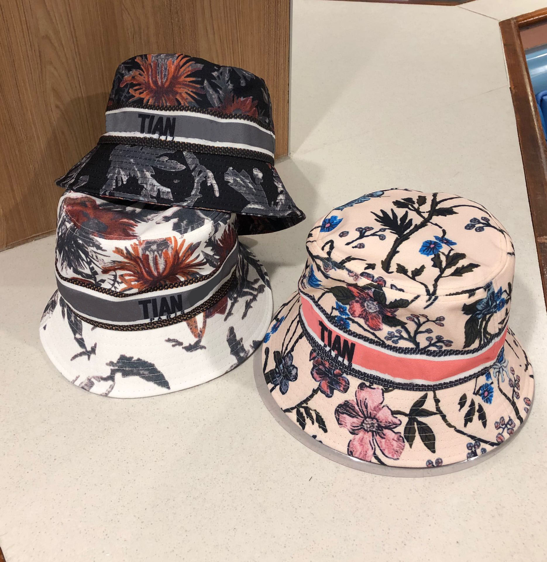 

Designers Caps Hats Mens Womens Luxurys Nylon Bucket Hat Fedora Fitted Casquette Baseball Cap Bonnet Beanie designer Women Leisure, Extra costs