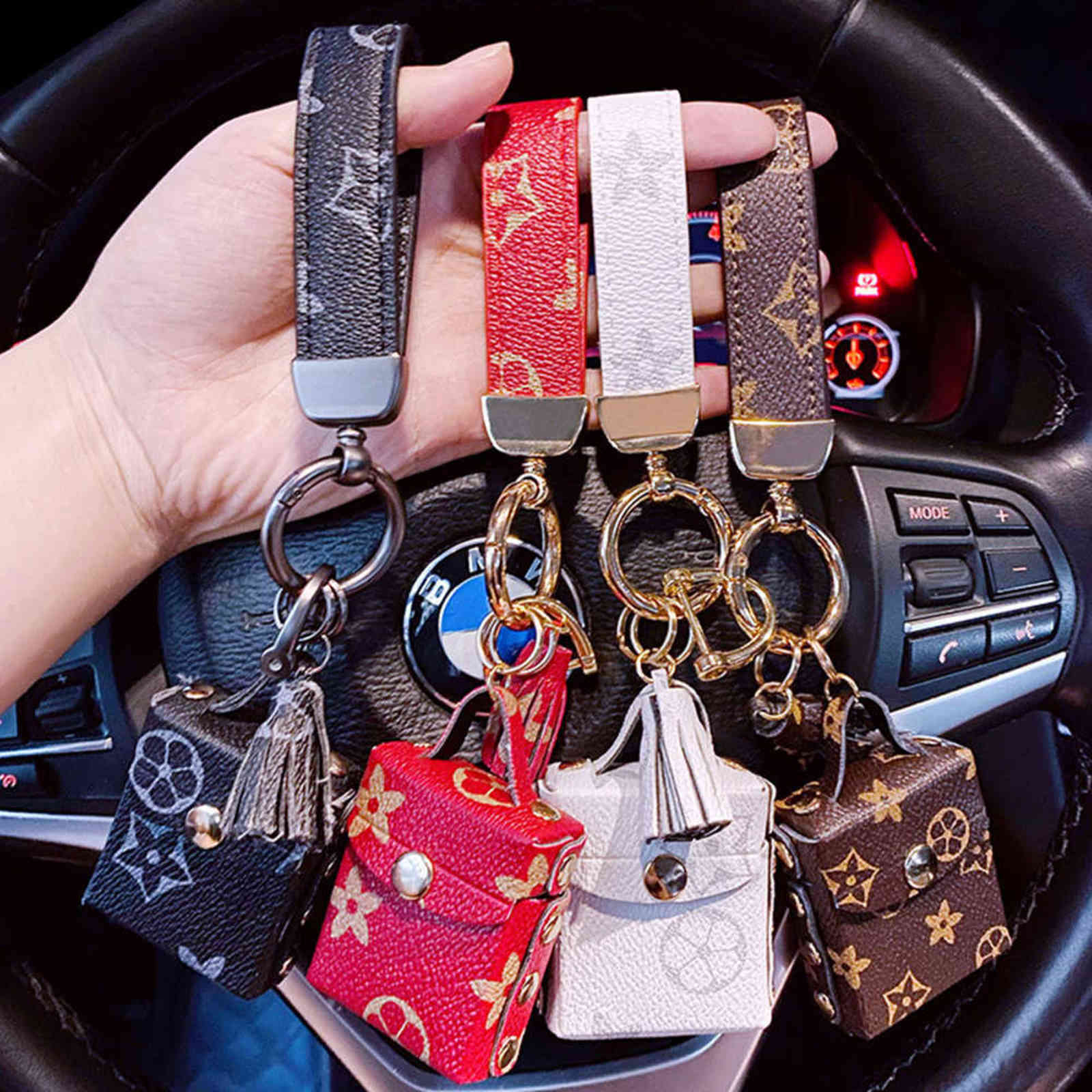 

Car Keychain Accessories Luxury Leather Brand Love for Women Buckle Creative Gift Girly Car Key Ring Rings Pendant Decoration H1126